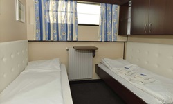 Eine Zwei-Bett-Kabine mit getrennten Betten und Fenster auf dem Hauptdeck der Serena