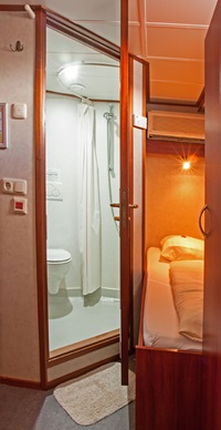 Eine 2-Bett-Kabine mit getrennten Betten an Bord der MS Zwaantje.