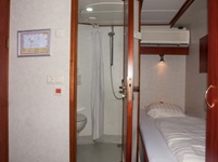 Blick in eine 2-Bett-Kabine mit getrennten Betten und Bad auf dem Unterdeck der MS Zwaantje.