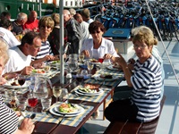 Passagiere der MS Allure essen Salat auf dem Sonnendeck