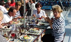 Passagiere der MS Allure essen Salat auf dem Sonnendeck