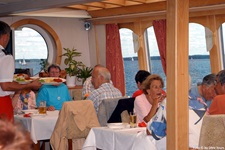 Passagiere der Classic Lady sitzen im Restaurant und bekommen das Essen serviert