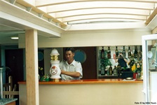 Ein Crewmitglied in der Bar an der Zapfanlage der MS Classic Lady