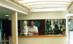 Ein Crewmitglied in der Bar an der Zapfanlage der MS Classic Lady