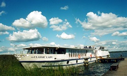 Die MS Classic Lady an einem Holzsteg angelegt