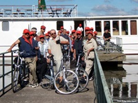 Passagiere der Classic Lady posieren mit Rädern an einem Steg