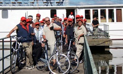 Passagiere der MS Classic Lady stehen mit ihren Rädern auf einem Steg