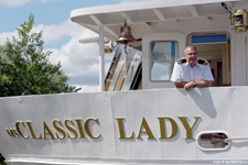 Der Kapitän auf der Brücke der MS Classic Lady