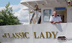 Der Kapitän auf der Brücke der MS Classic Lady