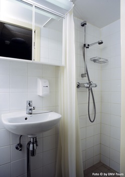 Blick in ein Badezimmer mit Dusche und Waschbecken auf der MS Classic Lady