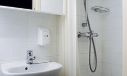 Blick in ein Badezimmer mit Dusche und Waschbecken auf der MS Classic Lady