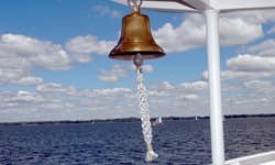 Die goldene Schiffsglocke der Classic Lady