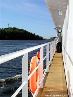 Blick auf den Steg und die Reling mit Rettungsring der MS Classic Lady