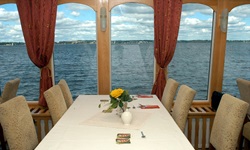 Der Salon mit Panoramfensterns auf der MS Classic Lady