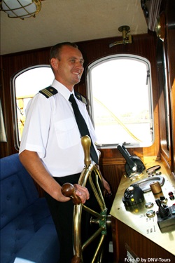 Der Kapitän der MS Classic Lady steuert das Schiff mit dem Steuerrad