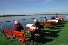 Passagiere der MS Classic Lady genießen auf Bänken das Wetter auf dem Sonnendeck