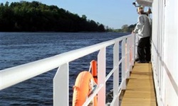 Blick auf die Reling mit Rettungsringen und den schmalen Gang auf der Classic Lady