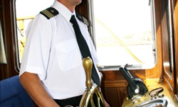 Der Kapitän der Classic Lady am Steuerrad