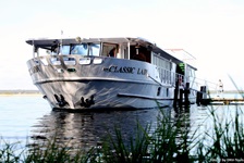 Das Schiff Classic Lady ist angelegt und ein Passagier betritt über einen Holzsteg das Schiff