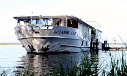 Das Schiff Classic Lady ist angelegt und ein Passagier betritt über einen Holzsteg das Schiff