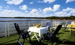 Ein gedeckter Tisch mit Getränken auf der MS Classic Lady