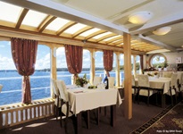 Das Restaurant mit nett eingedeckten Tischen auf der MS Classic Lady