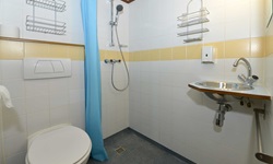 Ein Badezimmer mit Dusche, WC und Waschbecken der Mecklenburg