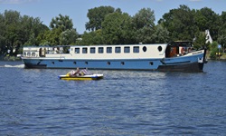 Ein Treetboot auf der Müritz mit der MS Mecklenburg im Hintergrund