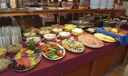 Das Frühstücksbuffet auf der Patria mit Müsli, Joghurt, Wurst-, Käse-, Gemüse- und Obstplatten