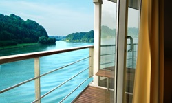 Blick auf die Donau vom Balkon einer Ober-/Promenadendeckkabine.