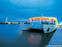 Die nächtlich beleuchtete MS Primadonna hat für die Nacht in einem Hafen angelegt.