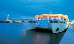 Die nächtlich beleuchtete MS Primadonna hat für die Nacht in einem Hafen angelegt.