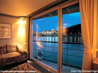 Blick aus dem Fenster einer Promenadendeckkabine an Bord der MS Primadonna.