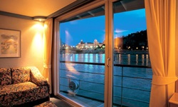 Blick aus dem Fenster einer Promenadendeckkabine an Bord der MS Primadonna.