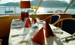 Blick aus dem Fenster des Restaurants an Bord der MS Primadonna.