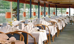 Kunstvoll gedeckte Tische im Restaurant der MS Primadonna warten auf die ersten Gäste.