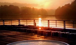 Der Whirlpool auf dem Sonnendeck der MS Primadonna im Sonnenuntergang.