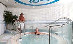 Ein Pärchen genießt den Aufenthalt in der Whirlpoollounge der MS Primadonna.