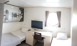 Eine Hauptdeckkabine mit zwei getrennten Betten an Bord der MS Primadonna.