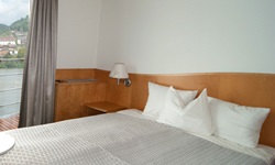 Eine Oberdeckkabine mit Doppelbett an Bord der MS Primadonna.