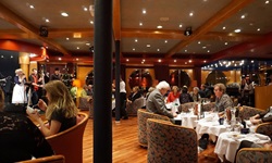 Reiseteilnehmer im Bordtheater der MS Primadonna.