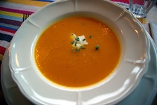 Ein Teller Kürbissuppe mit einem Klecks Sahne als Vorspeise im Restaurant der MS Sarah.