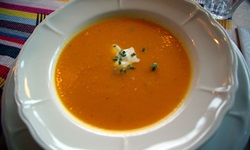 Ein Teller Kürbissuppe mit einem Klecks Sahne als Vorspeise im Restaurant der MS Sarah.