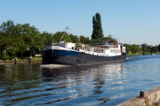 Die MS Sarah in voller Fahrt auf einem Fluss.