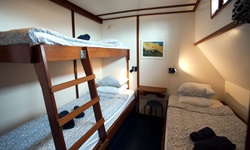 Eine 3-Bett-Kabine an Bord der MS Sarah (mit einem Stockbett und einem weiteren Einzelbett).