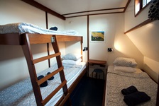 Eine 3-Bett-Kabine (mit einem Stockbett und einem weiteren Einzelbett) an Bord der MS Sarah.
