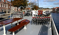 Fahrräder auf dem Sonnendeck der MS Sarah.