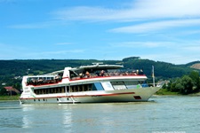 Die MS Kaiserin Elisabeth auf der Donau bei Ybbs.