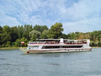 Die MS Kaiserin Elisabeth in voller Fahrt auf der Donau.