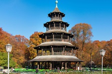 Der Chinesische Turm im Englischen Garten von München.
